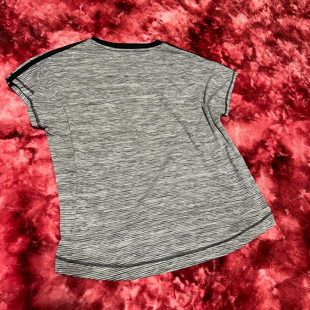 Adidas Women’s Workout Shirt Size L - Picture 2 of 3